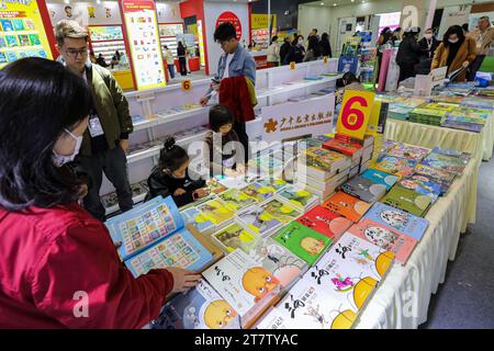 Shanghai. 17 novembre 2023. I visitatori selezionano i libri durante la 10a China Shanghai International Children's Book Fair nella Shanghai orientale della Cina, 17 novembre 2023. La 10a China Shanghai International Children's Book Fair è iniziata qui venerdì. Oltre 30.000 tipi di libri per bambini sono stati portati all'evento da 478 espositori provenienti da 25 paesi e regioni. Crediti: Xin Mengchen/Xinhua/Alamy Live News Foto Stock