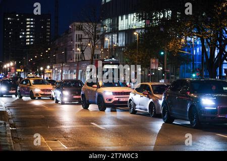 Nel 17.11.2023 Stau Autostau Verkehrsstau Innenstadt City Verkehr Umwelthilfe Bussgeld Tempobegrenzung Geschwindigkeitsbegrenzung CO2 Stickoxide Stickoxid Feinstaub emissione Luftreinhaltung Luftreinhalteplan Fahrverbote Düsseldorf Verkehrskollaps Klimawandel Baustelle Benzinpreis Spritpreis Autos Parkhaus Parken Parkraum Feierabendverkehr tempo 30 Verkehrswende Mobilitätswende Innenstadtverkehr Benzinpreise Spritpreise Deutschlandticket Autopendler Automaut Citymaut Nachtblindheit Seniorenführerschein Blendgefahr Autoscheinwerfer Abblendlicht Fernlicht Berufspendler KFZ-Steuer Nachtfahrt Dämmerung Foto Stock