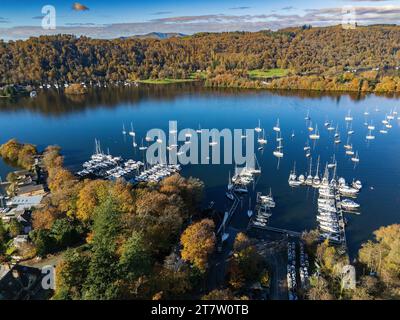 Vista dall'alto degli yacht ormeggiati a Windermere Foto Stock