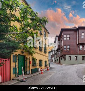 Colorati edifici residenziali dipinti in colori vivaci, in un vicolo del quartiere Kuzguncuk, del quartiere Uskudar, Istanbul, Turchia prima del tramonto Foto Stock