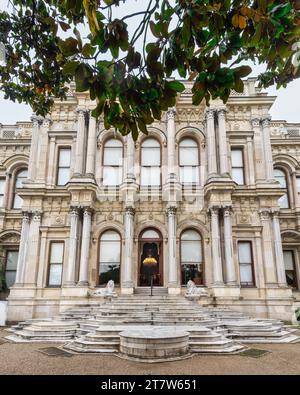 1865 Palazzo Beylerbeyi, di epoca ottomana, situato sulla riva asiatica dello stretto del Bosforo a nord del Ponte sul Bosforo, Istanbul, Turchia, dopo l'alba Foto Stock