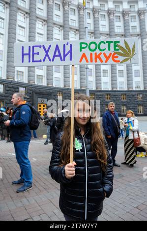 Gruppo di giovani attivisti in piedi vicino al Gabinetto del Ministero tenendo un foglio di giornale che chiede la legalizzazione della marijuana medica. Cannabis March. Octo Foto Stock