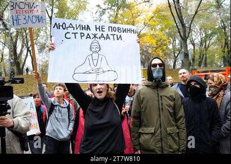 Gruppo di giovani attivisti in piedi vicino al Gabinetto del Ministero tenendo un foglio di giornale che chiede la legalizzazione della marijuana medica. Cannabis March. Octo Foto Stock