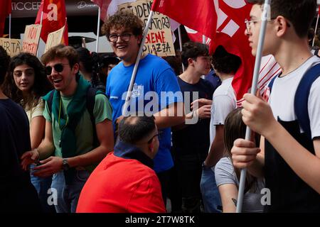 Palermo, Sicilia, Italia. 17 novembre 2023. Palermo si unì allo sciopero generale in Italia con una protesta che copriva le strade del centro della città fino alla sede dell'ARS. Il movimento della FLC Cgil union era "salari più alti, investimenti e una scuola unica e unita". I settori del servizio pubblico, le autorità locali, i trasporti e anche il mondo delle scuole, delle università, della ricerca e della formazione professionale sono in sciopero. (Immagine di credito: © Victoria Herranz/ZUMA Press Wire) SOLO USO EDITORIALE! Non per USO commerciale! Foto Stock