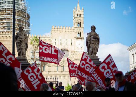 Palermo, Sicilia, Italia. 17 novembre 2023. Palermo si unì allo sciopero generale in Italia con una protesta che copriva le strade del centro della città fino alla sede dell'ARS. Il movimento della FLC Cgil union era "salari più alti, investimenti e una scuola unica e unita". I settori del servizio pubblico, le autorità locali, i trasporti e anche il mondo delle scuole, delle università, della ricerca e della formazione professionale sono in sciopero. (Immagine di credito: © Victoria Herranz/ZUMA Press Wire) SOLO USO EDITORIALE! Non per USO commerciale! Foto Stock