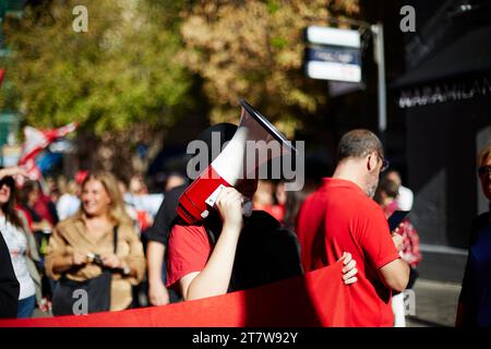 Palermo, Sicilia, Italia. 17 novembre 2023. Palermo si unì allo sciopero generale in Italia con una protesta che copriva le strade del centro della città fino alla sede dell'ARS. Il movimento della FLC Cgil union era "salari più alti, investimenti e una scuola unica e unita". I settori del servizio pubblico, le autorità locali, i trasporti e anche il mondo delle scuole, delle università, della ricerca e della formazione professionale sono in sciopero. (Immagine di credito: © Victoria Herranz/ZUMA Press Wire) SOLO USO EDITORIALE! Non per USO commerciale! Foto Stock