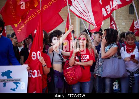 Palermo, Sicilia, Italia. 17 novembre 2023. Palermo si unì allo sciopero generale in Italia con una protesta che copriva le strade del centro della città fino alla sede dell'ARS. Il movimento della FLC Cgil union era "salari più alti, investimenti e una scuola unica e unita". I settori del servizio pubblico, le autorità locali, i trasporti e anche il mondo delle scuole, delle università, della ricerca e della formazione professionale sono in sciopero. (Immagine di credito: © Victoria Herranz/ZUMA Press Wire) SOLO USO EDITORIALE! Non per USO commerciale! Foto Stock