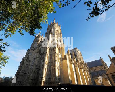 Guardando le torri occidentali della cattedrale di York in autunno, nella città di York, Yorkshire, Inghilterra Foto Stock