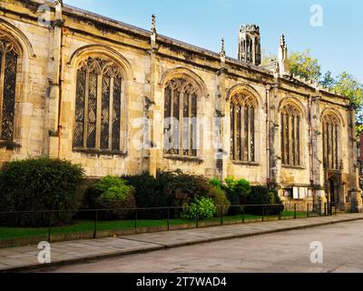 La Chiesa di San Michele le Belfrey da Minster Yard nella città di York, Yorkshire, Inghilterra Foto Stock