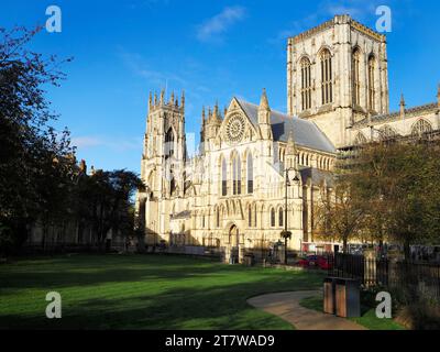 York Minster bagnata dal sole autunnale dai Minster Gardens City di York, Yorkshire, Inghilterra Foto Stock