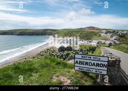 Cartello stradale di Aberdaron che entra nel villaggio di Aberdaron nel Gwynedd sulla penisola di Lleyn nel Galles del Nord Foto Stock