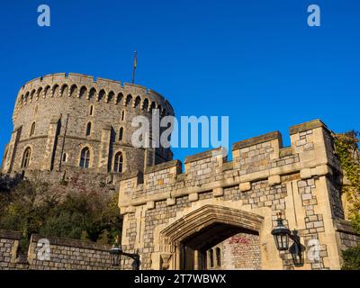 St Georges Gate e la Round Tower, Castello di Windsor, Windsor, Berkshire, Inghilterra, REGNO UNITO, REGNO UNITO. Foto Stock