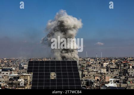 Rafah, territori palestinesi. 17 novembre 2023. Il fumo sale dopo un attacco aereo israeliano nella città di Rafah, a sud della Striscia di Gaza. Crediti: Abed Rahim Khatib/dpa/Alamy Live News Foto Stock