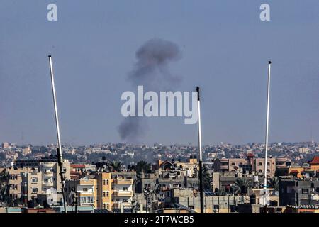 Rafah, territori palestinesi. 17 novembre 2023. Il fumo sale dopo un attacco aereo israeliano nella città di Rafah, a sud della Striscia di Gaza. Crediti: Abed Rahim Khatib/dpa/Alamy Live News Foto Stock