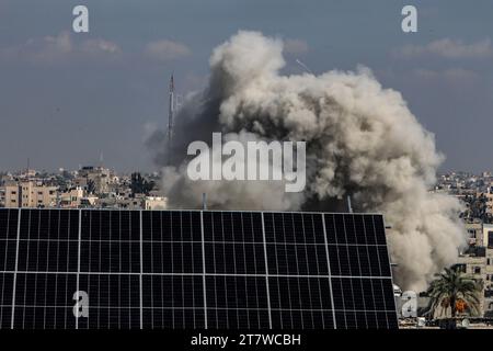 Rafah, territori palestinesi. 17 novembre 2023. Il fumo sale dopo un attacco aereo israeliano nella città di Rafah, a sud della Striscia di Gaza. Crediti: Abed Rahim Khatib/dpa/Alamy Live News Foto Stock