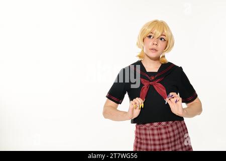 donna da sogno con parrucca bionda che tocca il capo collo rosso e che guarda lontano sul concetto di bianco in stile anime Foto Stock