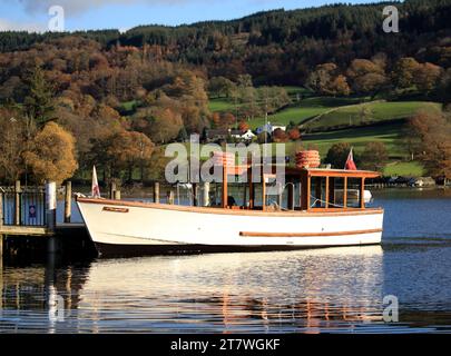 Uno dei passeggeri arriva sull'acqua di Coniston, nel parco nazionale del distretto di Lake, Cumbria, Inghilterra, Regno Unito. Foto Stock