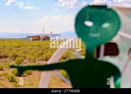 Hooper, Colorado, Stati Uniti - 21 luglio 2023: Un "alieno" dà il benvenuto ai visitatori alla UFO Watchtower, un'attrazione unica sulla strada nella San Luis Valley. Foto Stock