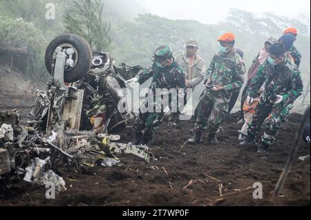 Pasuruan, Indonesia. 17 novembre 2023. Le persone ispezionano il sito dei rottami di uno dei due turboelica Super Tucano dopo che sono stati trovati schiantati a Pasuruan, Giava Est, Indonesia, il 17 novembre 2023. Due aerei da attacco leggero si sono schiantati nella provincia di Giava Orientale in Indonesia giovedì, uccidendo tutte e quattro le persone a bordo, secondo l'aviazione indonesiana. Crediti: Sahlan Kurniawan/Xinhua/Alamy Live News Foto Stock