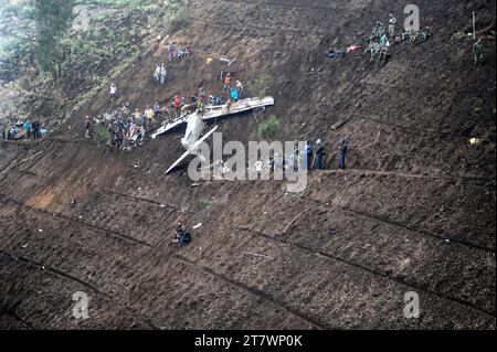 Pasuruan, Indonesia. 17 novembre 2023. Le persone ispezionano il sito dei rottami di uno dei due turboelica Super Tucano dopo che sono stati trovati schiantati a Pasuruan, Giava Est, Indonesia, il 17 novembre 2023. Due aerei da attacco leggero si sono schiantati nella provincia di Giava Orientale in Indonesia giovedì, uccidendo tutte e quattro le persone a bordo, secondo l'aviazione indonesiana. Crediti: Sahlan Kurniawan/Xinhua/Alamy Live News Foto Stock