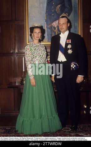 Re Harald di Norvegia. Nella foto quando era principe ereditario con sua moglie Sonja negli anni '1980 Foto Stock