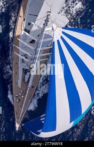 Foto aerea in elicottero dello yacht a vela TIMONEER da 45 metri a vela con lo spinnaker. Foto Stock