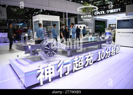 Guangzhou, provincia cinese del Guangdong. 17 novembre 2023. Le persone visitano lo stand di Contemporary Amperex Technology Co., Limited (CATL) alla 21a Mostra Internazionale dell'Automobile di Guangzhou, nella provincia del Guangdong della Cina meridionale, 17 novembre 2023. La 21a Mostra Internazionale dell'Automobile di Guangzhou ha aperto qui venerdì, con 1.132 veicoli in mostra. Crediti: Deng Hua/Xinhua/Alamy Live News Foto Stock