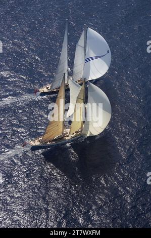 Foto aerea di Borkumriff IV e Meteor che corrono sottovento con i loro spinnaker. Foto Stock