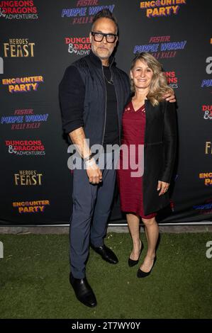 Todd Stashwick mit Ehefrau Charity Stashwick Beim Screening der streaming Game-Show Dungeons and Dragons Adventures in der Bar E.P. & L.P. Rooftop. Los Angeles, 13.11.2023 *** Todd Stashwick with Wife Charity Stashwick at the screening of the streaming game show Dungeons and Dragons Adventures at Bar e P L P Rooftop Los Angeles, 13 11 2023 foto:XE.xPowersx/xFuturexImagex dungeons 3117 Foto Stock