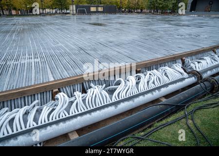 Tubazione refrigerante del sistema ingegneristico per il raffreddamento della pista di pattinaggio. Preparazione per l'inverno Foto Stock