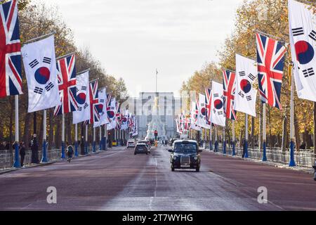 Londra, Inghilterra, Regno Unito. 17 novembre 2023. Bandiere della Repubblica di Corea e Union Jacks fiancheggiano il centro commerciale prima della visita di stato del presidente Yoon Suk Yeol nel Regno Unito. Il Presidente e sua moglie Kim Keon Hee soggiorneranno come ospiti del re Carlo III dal 21 al 23 novembre 2023. (Immagine di credito: © Vuk Valcic/ZUMA Press Wire) SOLO USO EDITORIALE! Non per USO commerciale! Foto Stock