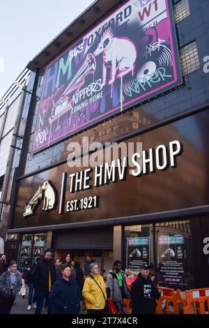 Londra, Inghilterra, Regno Unito. 17 novembre 2023. Il famoso logo viene svelato mentre l'iconico negozio di intrattenimento HMV torna nella sua sede principale al 363 di Oxford Street. Il negozio ha chiuso nel 2019 dopo quasi 100 anni a causa di problemi finanziari ed è ora previsto per riaprire il 24 novembre. (Immagine di credito: © Vuk Valcic/ZUMA Press Wire) SOLO USO EDITORIALE! Non per USO commerciale! Foto Stock