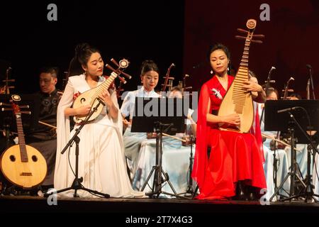 St Pietroburgo, Russia. 16 novembre 2023. Gli artisti cinesi eseguono musica folk orchestrale, come parte del Festival culturale cinese in Russia, al Teatro Alexander di St Pietroburgo, Russia, 16 novembre 2023. Gli artisti della Folk Music Troupe of China National Opera and Dance Drama Theater hanno portato una festa di musica folk cinese orchestrale al pubblico all'Alexander Theater qui giovedì, dimostrando un alto livello di virtuosismo e superbe abilità. Crediti: Irina Motina/Xinhua/Alamy Live News Foto Stock