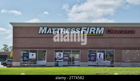 Houston, Texas, USA 07-30-2023: Negozio di materassi Clearance, facciata esterna a Houston, Texas. Catena di negozi di biancheria da letto americana fondata nel 1986. Foto Stock