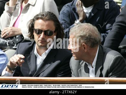 TENNIS - ROLAND GARROS 2005 - PARIGI (FRA) - 30/05/2005 - FOTO: LOIC BARATOUX / DPPI FRANCESI - HENRI LECONTE (EX TENNISTA) E PATRICK POIVRE D'AVOR (TV FRANCESE PRESENTATOR) Foto Stock