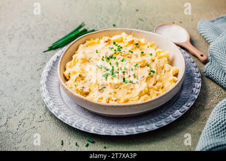 Spalmare l'uovo con formaggio cremoso, uova e erba cipollina Foto Stock