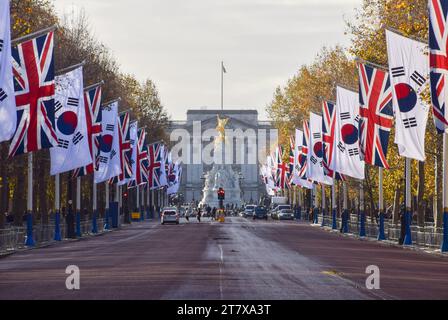 Londra, Regno Unito. 17 novembre 2023. Bandiere della Repubblica di Corea e Union Jacks fiancheggiano il centro commerciale prima della visita di stato del presidente Yoon Suk Yeol nel Regno Unito. Il Presidente e sua moglie Kim Keon Hee soggiorneranno come ospiti del re Carlo III dal 21 al 23 novembre 2023. Credito: Vuk Valcic/Alamy Live News Foto Stock