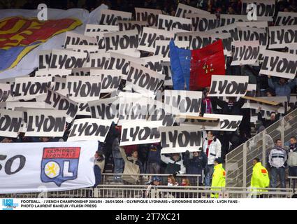 CALCIO - CAMPIONATO FRANCESE 2003/04 - 28/01/2004 - OLYMPIQUE LYONNAIS / GIRONDINS BORDEAUX - TIFOSI DI LIONE - FOTO LAURENT BAHEUX / FLASH PRESS Foto Stock