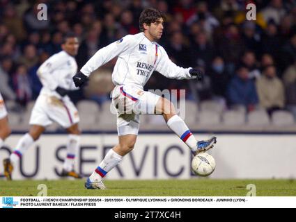 CALCIO - CAMPIONATO FRANCESE 2003/04 - 28/01/2004 - OLYMPIQUE LYONNAIS / GIRONDINS BORDEAUX - JUNINHO (LIONE) - FOTO LAURENT BAHEUX / FLASH PRESS Foto Stock