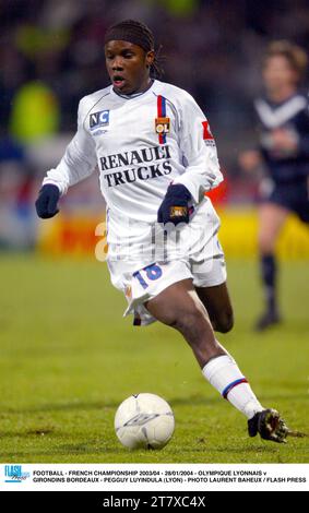 CALCIO - CAMPIONATO FRANCESE 2003/04 - 28/01/2004 - OLYMPIQUE LYONNAIS / GIRONDINS BORDEAUX - PEGGUY LUYINDULA (LIONE) - FOTO LAURENT BAHEUX / FLASH PRESS Foto Stock