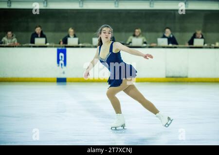 Mechelen, Belgio. 17 novembre 2023. La pattinatrice di figura Polina Cherman è stata fotografata in azione durante il programma corto femminile junior ai Campionati belgi di pattinaggio di figura, a Mechelen, venerdì 17 novembre 2023. BELGA PHOTO JASPER JACOBS Credit: Belga News Agency/Alamy Live News Foto Stock