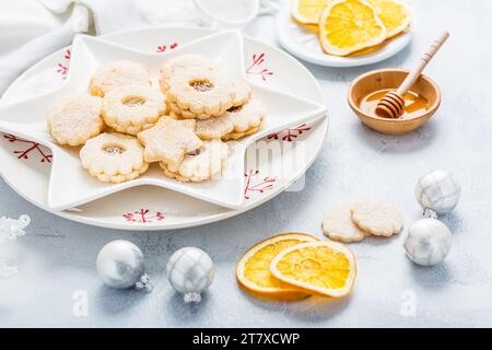 Biscotti natalizi fatti in casa con arancia e miele. Decorazioni natalizie con ornamenti. Foto Stock