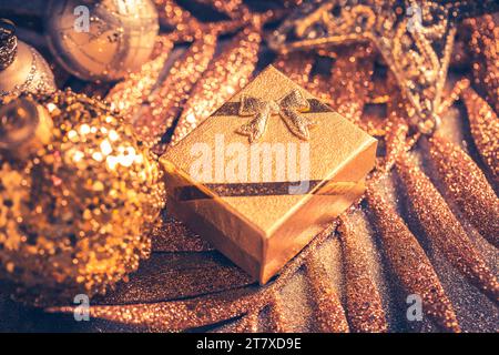 Bellissimi bauble in stile decorato natalizio con regali, felice anno nuovo Foto Stock