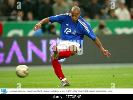 CALCIO - EURO 2004 - TURNO DI QUALIFICAZIONE - FRANCIA / SLOVENIA - 021012 - THIERRY HENRY (FRA) - FOTO LAURENT BAHEUX /FLASH PRESS Foto Stock