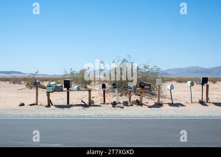 Twentynine Palms, California - 14 maggio 2023: Fila di cassette postali lungo Desert Road nella contea di Twentynine Palms Foto Stock