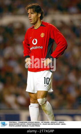 CALCIO - CHAMPIONS LEAGUE 2003/04 - 1° TURNO - GRUPPO E - 030916 - MANCHESTER UNITED / PANATHINAIKOS FC - RUUD VAN NISTELROOY (UOMO) - FOTO LAURENT BAHEUX / FLASH PRESS Foto Stock