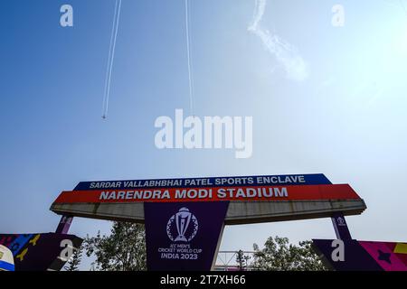 Ahmedabad, Gujarat, India. 17 novembre 2023. Il team acrobatico dell'Indian Air Force Surya Kiran venerdì ha provato per lo spettacolo aereo e si è programmato di esibirsi in vista della finale della Coppa del mondo di cricket tra India e Australia presso il Narendra modi Stadium di Ahmedbad il 19 novembre 2023. La squadra Surya Kiran ha tenuto una grande prova allo stadio e si esibirà anche il sabato prima dello spettacolo finale. (Immagine di credito: © Saurabh Sirohiya/ZUMA Press Wire) SOLO USO EDITORIALE! Non per USO commerciale! Foto Stock