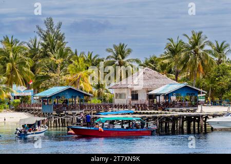 Una vista del resort per le immersioni a Pulau Panaki, Raja Ampat, Indonesia, Sud-Est Asiatico, Asia Foto Stock