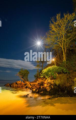 Luna piena al Murex Bangka Dive Resort, Bangka Island, vicino a Manado, Sulawesi, Indonesia, sud-est asiatico, Asia Foto Stock