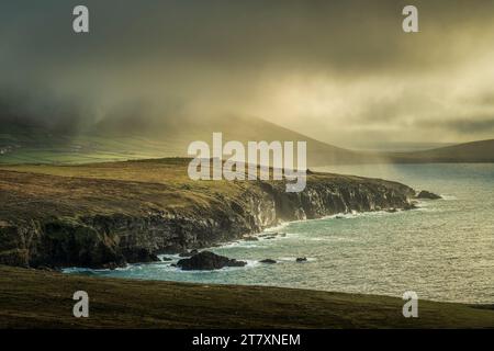 Pioggia che spazia sulle cime delle scogliere, Dingle Peninsula, County Kerry, Munster, Repubblica d'Irlanda (Eire), Europa Foto Stock
